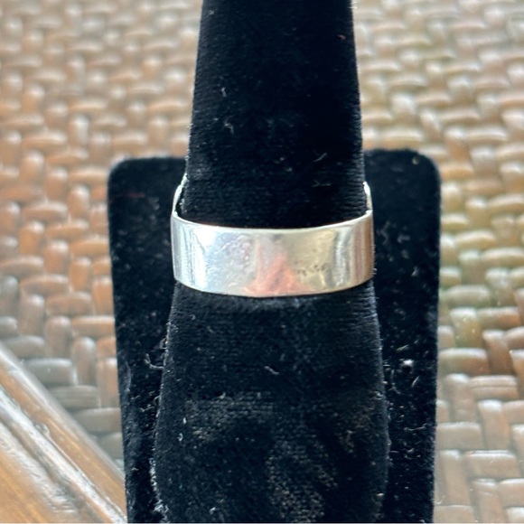 Beautiful Turquoise Ring with Detail on Sides 8 ¾ - Picture 6 of 6